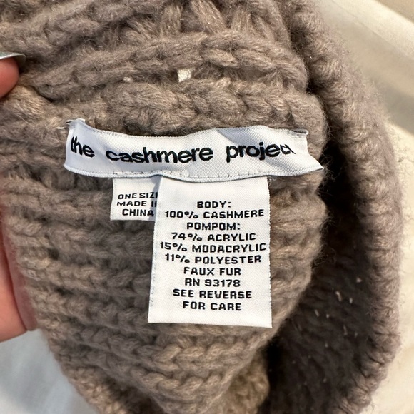 NEVER WORN The Cashmere Project Pom Pom Beanie Hat in Flannel Gray One Size - Picture 3 of 3